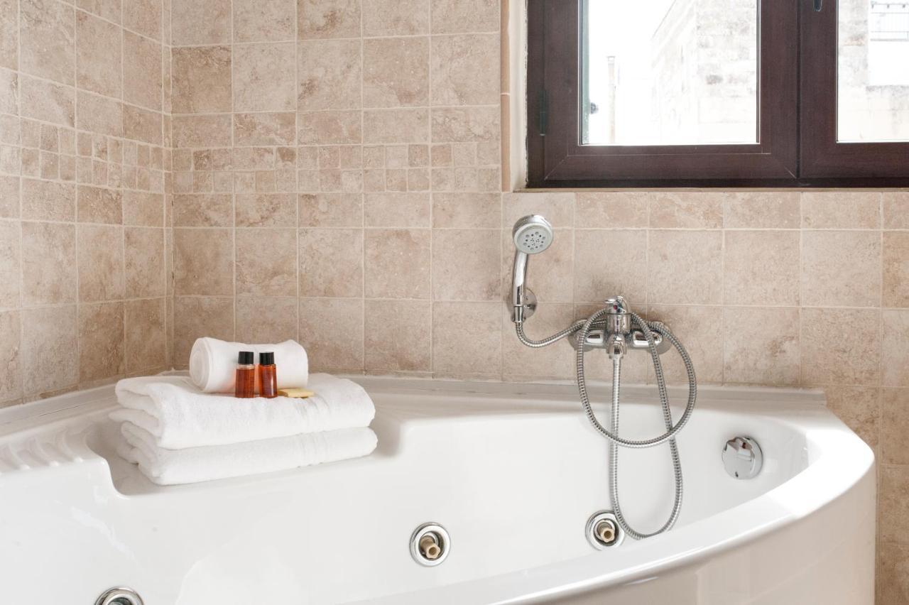 Castriota19 - Jacuzzi Room & Apartment Sit Lecce Bagian luar foto