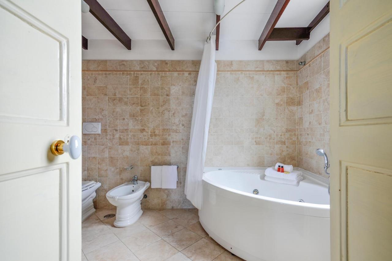 Castriota19 - Jacuzzi Room & Apartment Sit Lecce Bagian luar foto