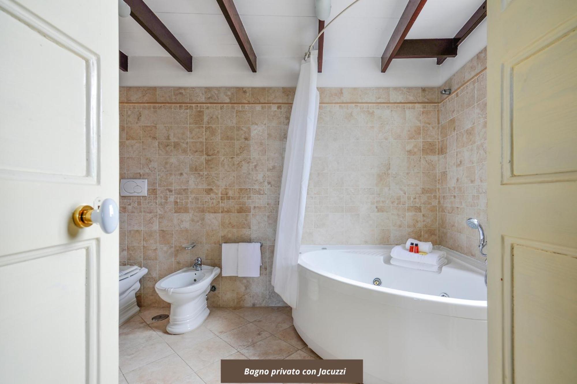 Castriota19 - Jacuzzi Room & Apartment Sit Lecce Bagian luar foto